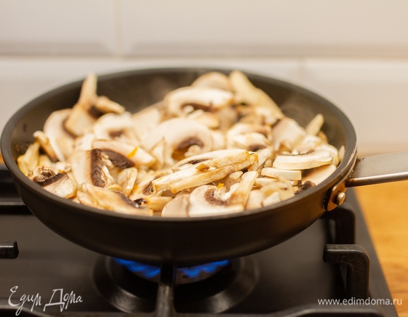 Добавить нарезанные грибы и обжаривать еще несколько минут.