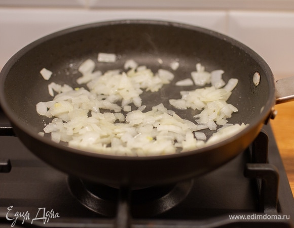 Лук мелко нарезать и отдельно обжарить.