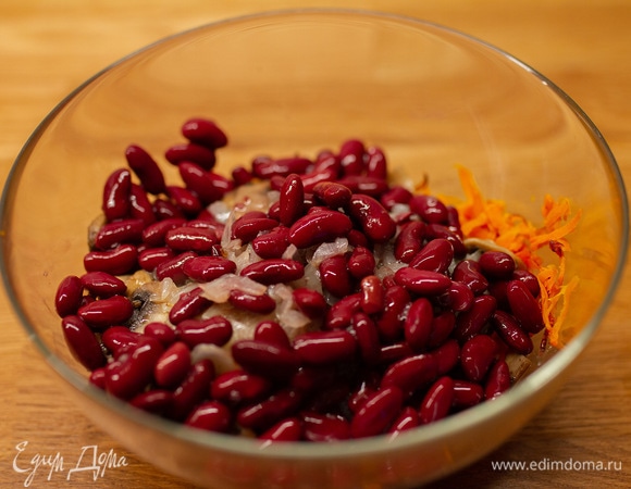 Все перемешать, добавить консервированную фасоль и посолить по вкусу.