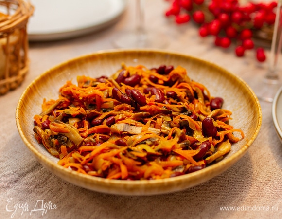 Салат очень вкусно есть как в теплом, так и в холодном виде. Приятного аппетита!