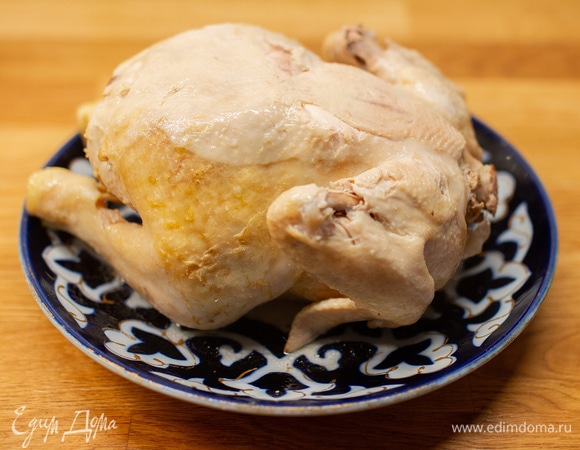 Курицу промыть, срезать лишний жир. Положить ее в большую кастрюлю, залить небольшим количеством горячей воды (так, чтобы она только покрыла птицу), довести до кипения и варить на медленном огне 30–40 минут.