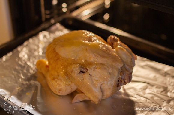 Курицу периодически переворачивать и поливать вытопившимся жиром.