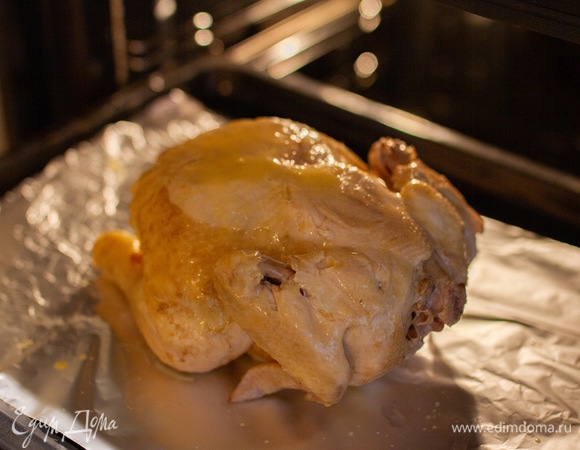 Курицу периодически переворачивать и поливать вытопившимся жиром.