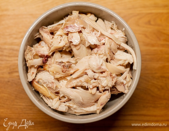 Затем курицу отделить от кожи и костей и разделить на кусочки.
