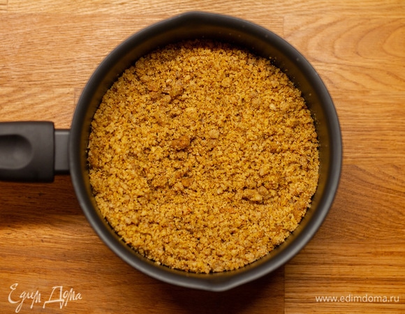 Очищенные грецкие орехи измельчить в блендере или мясорубке. Добавить уцхо-сунели, шафран, кориандр, соль. Тщательно перемешать.