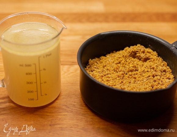 Бульон от курицы процедить через сито.