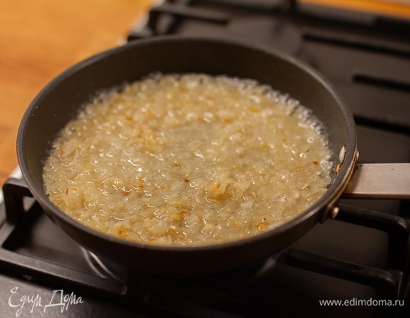 Влить бульон в сковороду к луку. Бульона может понадобиться 2–3 стакана.