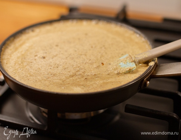 Затем добавить ореховую смесь. Перемешать и влить винный уксус. Нагревать соус для сациви 7 минут на слабом огне, не давая закипеть.