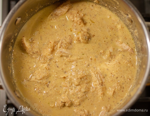 Кусочки курицы положить в горячий ореховый соус, довести до кипения и варить 1 минуту.