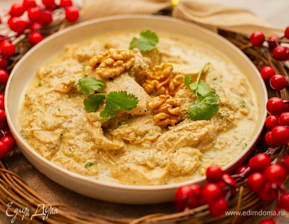 Сациви из курицы нужно дать полностью остыть, переложить на сервировочную тарелку и затем убрать в холодильник. Перед подачей можно украсить рубленой кинзой, грецкими орехами или зернами граната. Приятного аппетита!