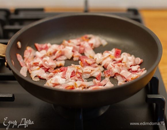 Бекон нарезать полосками и обжарить на раскаленной сковороде.