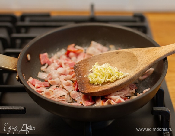 Добавить мелко натертый чеснок.