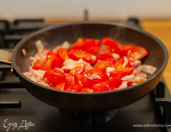 Затем — нарезанные четвертинками помидоры черри.