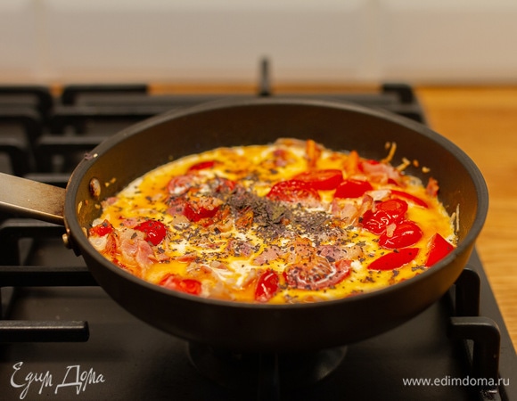 Посолить, поперчить по вкусу и влить сливки.