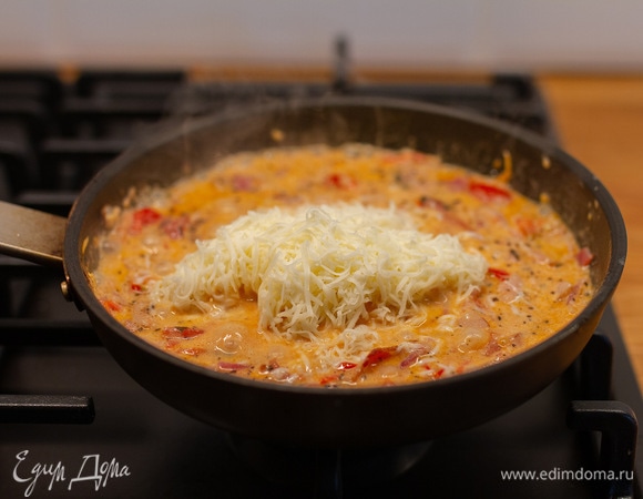 Добавить 75 г тертой моцареллы, перемешать. Убрать соус с плиты.