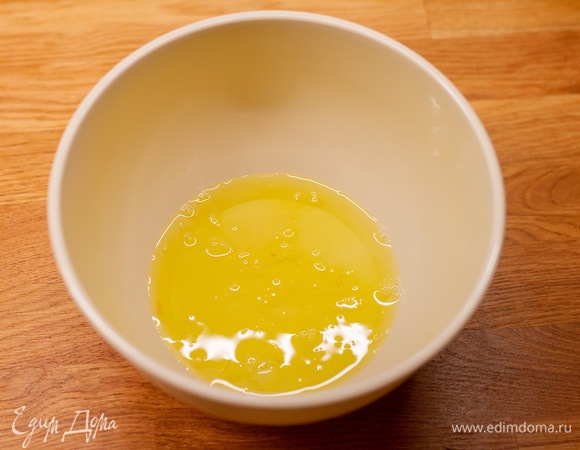 Белки соединить в чаше с щепоткой соли. Взбивать до получения пышной массы, постепенно добавляя сахар.