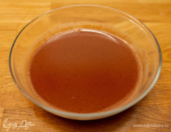 Для крема шоколад растопить в 50 мл горячих сливок. Остудить.