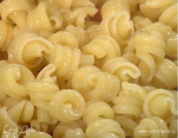 Фунгетти отваривать в подсоленной воде на 1 минуту меньше, чем указано на упаковке.