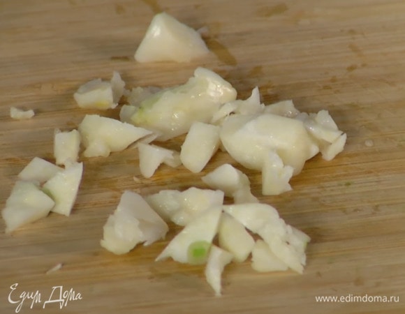 Чеснок почистить, раздавить плоской стороной ножа и, удалив горькую сердцевину, крупно порезать.