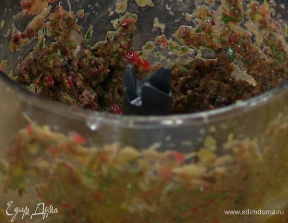 Приготовить соус: оливки и каперсы выложить в чашу блендера и измельчить, затем добавить оливковое масло Extra Virgin, петрушку, цедру и сок лимона и все взбить.