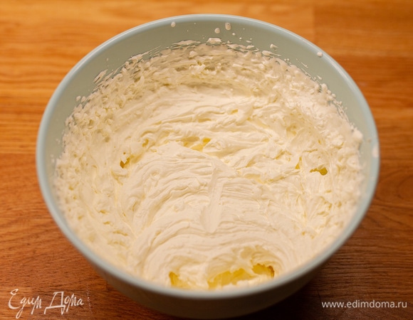 Творожный сыр взбить со сливками и сахарной пудрой до пышности.