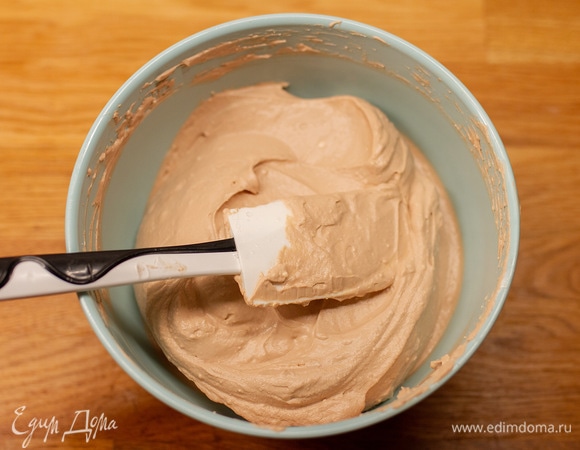 Добавить растопленный шоколад со сливками и перемешать.