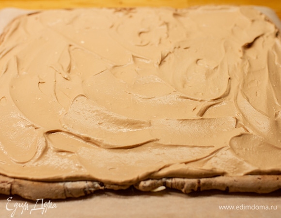 Выложить крем и разровнять.