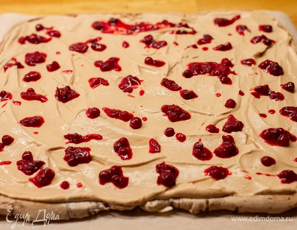 Затем — клюквенный соус. Ранее я уже делилась рецептом пряного клюквенного соуса: https://www.edimdoma.ru/retsepty/143354-kuritsa-s-klyukvennym-sousom-i-zapechennym-kartofelem. Для данного рецепта количество ингредиентов для соуса я уменьшила вдвое, а сахара добавила 20 г.