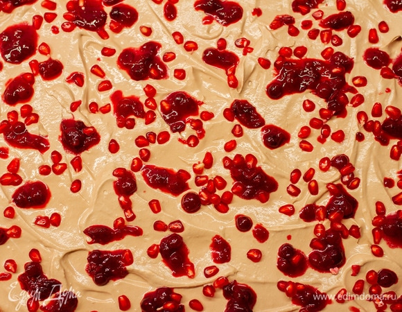 Посыпать зернами граната.