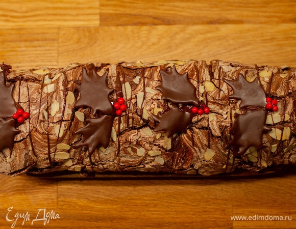 Свернуть меренговый корж в рулет. Украсить по желанию. Убрать в холодильник на 5 часов для стабилизации.