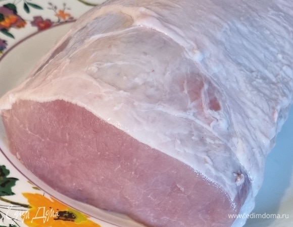 Корейку (примерно 1 кг) натереть солью и любимыми приправами.