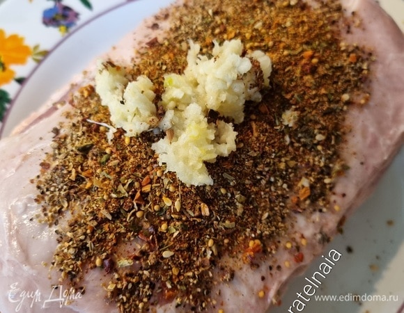 Выдавить 3 зубчика чеснока.