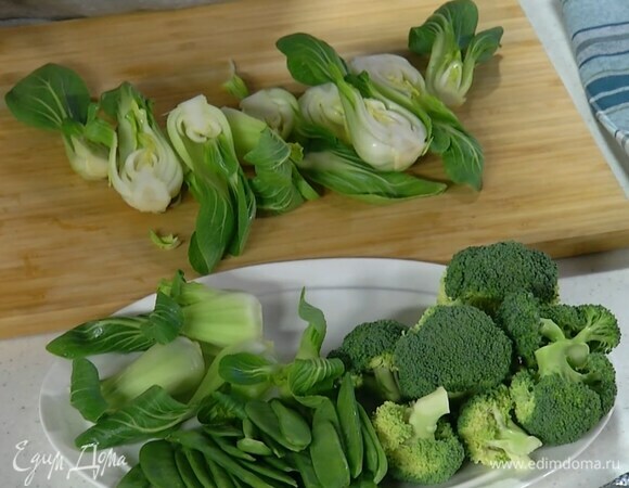 Бок-чой разрезать вдоль пополам.