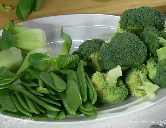 Крупные соцветия брокколи разрезать пополам.