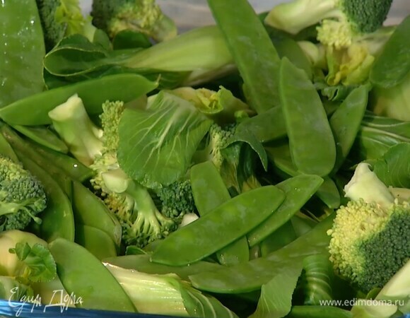 В форму для выпечки вложить бок-чой, брокколи, стручки гороха, влить бульон и отправить в разогретую духовку на 10 минут.