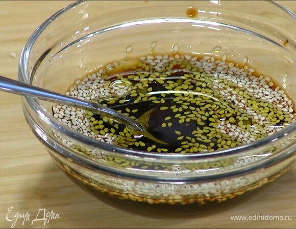 Приготовить соус: соевый соус и кленовый сироп соединить с васаби, всыпать кунжутное семя, влить оливковое масло и все перемешать.