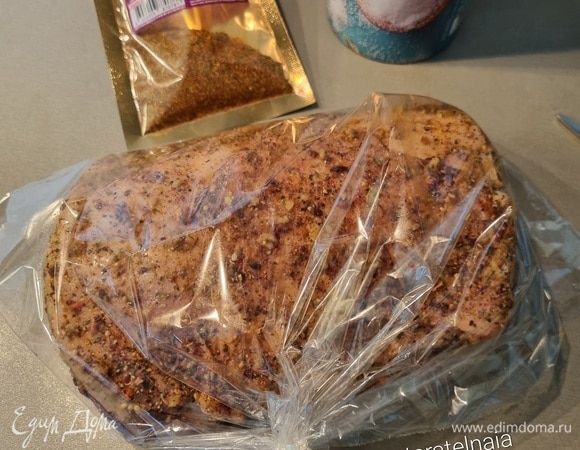 Положить в пакет для запекания, плотно его завязать, убрать на ночь в холодильник. Положить пакет с мясом в чашу мультиварки, налить воды, чтобы кусок свинины был наполовину в воде, готовить 3 часа в режиме «Тушение». Дать мясу остыть, не вынимая: в пакете образуется много сока, пусть свинина возьмет хотя бы часть обратно.