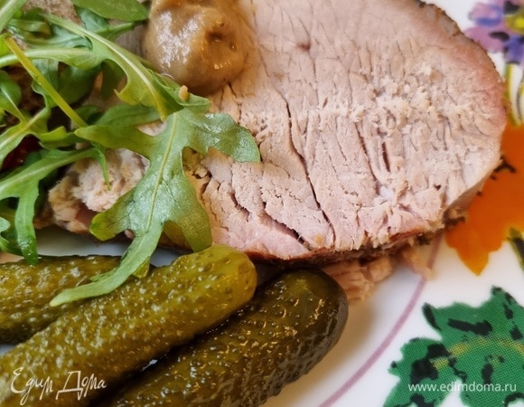 Мясо хорошо сочетается с горчицей, огурчиками и вялеными помидорами. Свинина получилась нежной и ароматной. Думаю, если взять более жирную часть тушки, будет еще лучше.