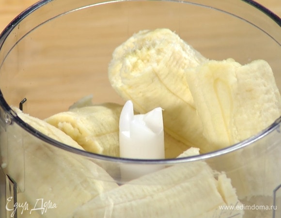 Бананы почистить, поломать на кусочки и выложить в чашу блендера, полить выжатым из лимона соком и измельчить в пюре.