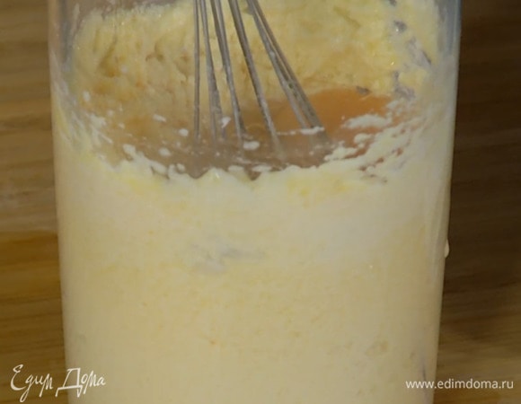 Предварительно размягченное сливочное масло с сахаром взбить блендером с насадкой-венчиком в однородную массу, по одному ввести яйца, каждый раз взбивая, затем влить ванильный экстракт и перемешать.