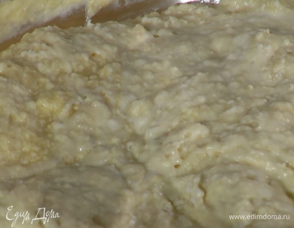 Муку, крахмал, разрыхлитель и соль всыпать в глубокую миску и перемешать, добавить сливочно-сахарную массу, банановое пюре, йогурт и вымешать тесто лопаткой.