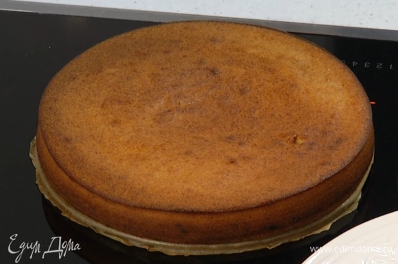 Выпекать пирог в разогретой духовке 45–50 минут, затем вынуть из формы и полностью остудить.