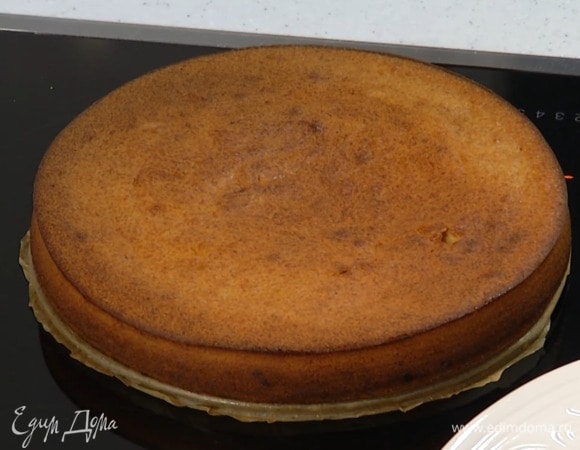 Выпекать пирог в разогретой духовке 45–50 минут, затем вынуть из формы и полностью остудить.