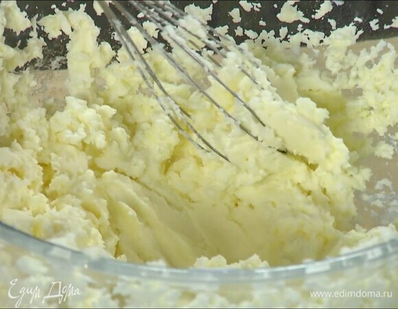 Приготовить крем: в глубокую миску выложить сливочный сыр и предварительного размягченное сливочное масло, всыпать сахарную пудру и перемешать все ложкой, затем взбить блендером с насадкой-венчиком в однородную массу.