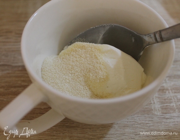 Соединяем манную крупу со сметаной.