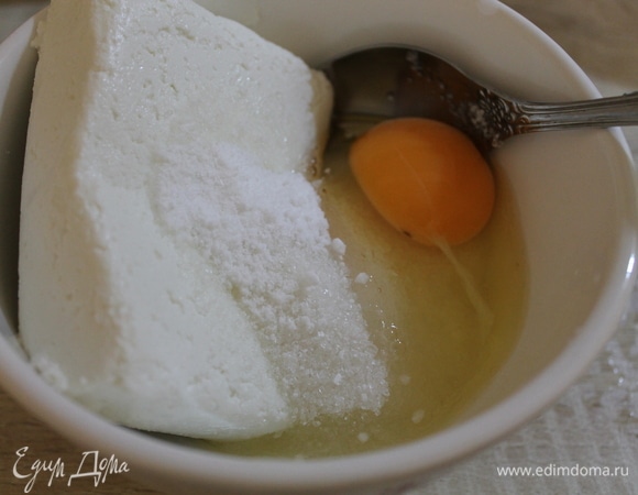Смешиваем яйцо, творог, ванилин, сахарный песок.