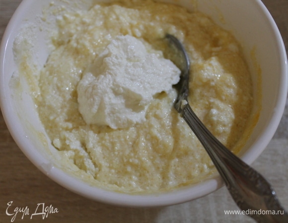 Получившуюся творожную массу соединяем со сметанной.