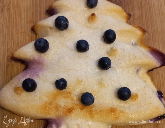 Творожная запеканка готова. Для подачи я украсила черникой и малиной. Приятного аппетита!