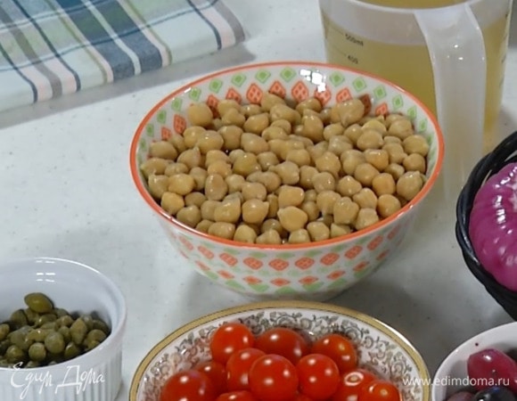 Нут отварить согласно инструкции на упаковке.