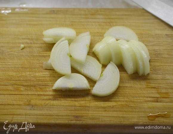 Лук почистите, нарежьте удобным способом. Я нарезала тонкими полукольцами.